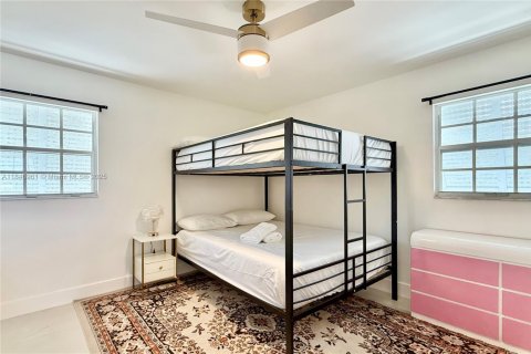 House in Wilton Manors, Florida 5 bedrooms, 257.15 sq.m. № 1848275 - photo 17