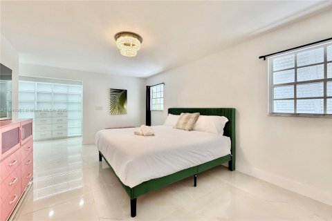 House in Wilton Manors, Florida 5 bedrooms, 257.15 sq.m. № 1848275 - photo 11