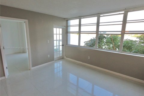 Снять в аренду кондоминиум в Майами, Флорида 1 спальня, 79.99м2, № 1958464 - фото 4