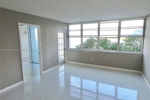 Снять в аренду кондоминиум в Майами, Флорида 1 спальня, 79.99м2, № 1958464 - фото 5