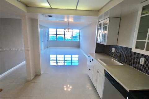 Снять в аренду кондоминиум в Майами, Флорида 1 спальня, 79.99м2, № 1958464 - фото 2