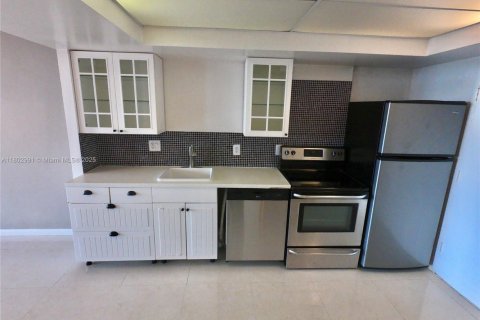 Снять в аренду кондоминиум в Майами, Флорида 1 спальня, 79.99м2, № 1958464 - фото 3