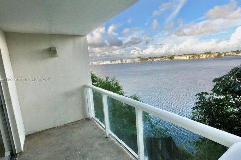 Снять в аренду кондоминиум в Майами, Флорида 1 спальня, 79.99м2, № 1958464 - фото 1