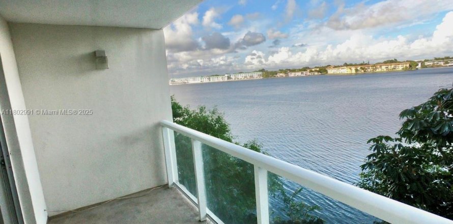 Кондоминиум с 1 спальней в Майами, Флорида № 1958464