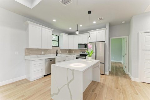 House in North Port, Florida 3 bedrooms, 153.29 sq.m. № 2258987 - photo 12