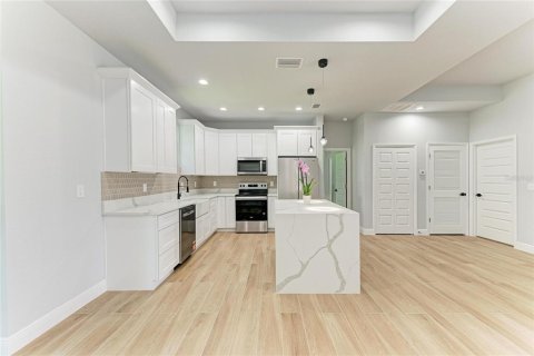 House in North Port, Florida 3 bedrooms, 153.29 sq.m. № 2258987 - photo 14