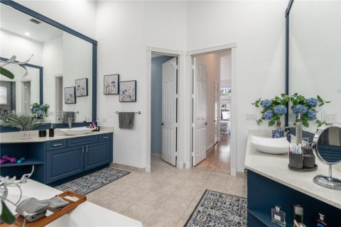 Casa en venta en Pembroke Pines, Florida, 5 dormitorios, 290.13 m2 № 2002483 - foto 16