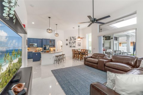 Casa en venta en Pembroke Pines, Florida, 5 dormitorios, 290.13 m2 № 2002483 - foto 22