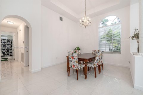 Casa en venta en Pembroke Pines, Florida, 5 dormitorios, 290.13 m2 № 2002483 - foto 7
