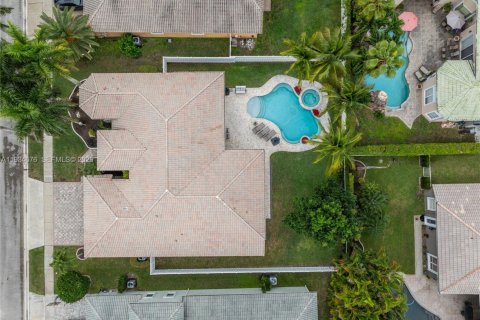 Casa en venta en Pembroke Pines, Florida, 5 dormitorios, 290.13 m2 № 2002483 - foto 3