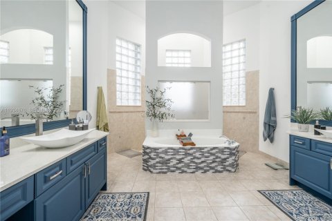Casa en venta en Pembroke Pines, Florida, 5 dormitorios, 290.13 m2 № 2002483 - foto 14