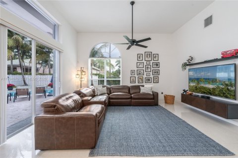 Casa en venta en Pembroke Pines, Florida, 5 dormitorios, 290.13 m2 № 2002483 - foto 23
