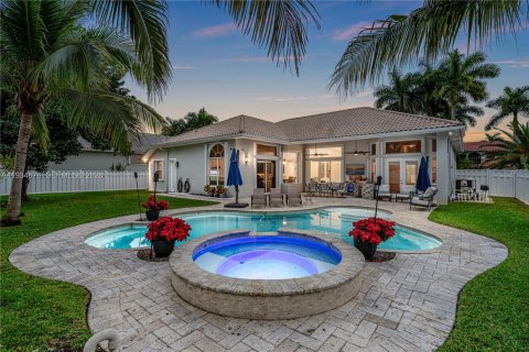 Casa en venta en Pembroke Pines, Florida, 5 dormitorios, 290.13 m2 № 2002483 - foto 2