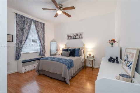 Casa en venta en Pembroke Pines, Florida, 5 dormitorios, 290.13 m2 № 2002483 - foto 25