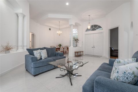 Casa en venta en Pembroke Pines, Florida, 5 dormitorios, 290.13 m2 № 2002483 - foto 5