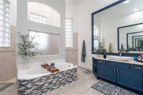 Casa en venta en Pembroke Pines, Florida, 5 dormitorios, 290.13 m2 № 2002483 - foto 15