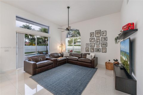 Casa en venta en Pembroke Pines, Florida, 5 dormitorios, 290.13 m2 № 2002483 - foto 24