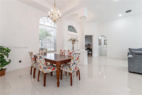 Casa en venta en Pembroke Pines, Florida, 5 dormitorios, 290.13 m2 № 2002483 - foto 8