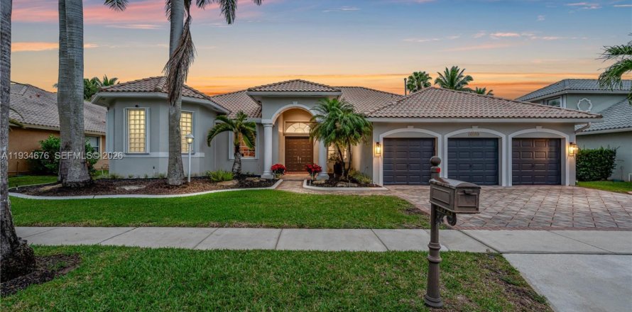 Casa en Pembroke Pines, Florida 5 dormitorios, 290.13 m2 № 2002483