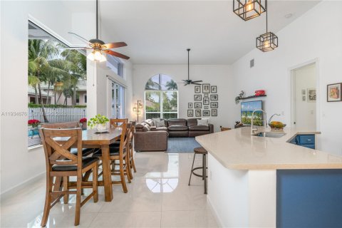 Casa en venta en Pembroke Pines, Florida, 5 dormitorios, 290.13 m2 № 2002483 - foto 17