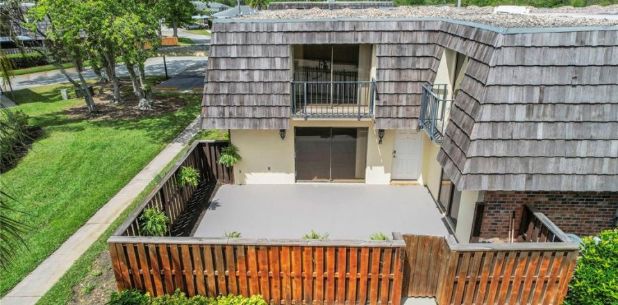 Townhouse in Leesburg, Florida 2 bedrooms, 119.66 sq.m. № 1620310