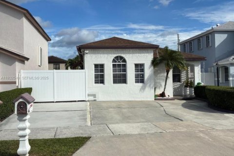 Villa ou maison à vendre à Miami, Floride: 3 chambres, 111.67 m2 № 1991464 - photo 1