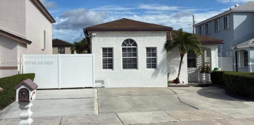 Villa ou maison à Miami, Floride 3 chambres, 111.67 m2 № 1991464