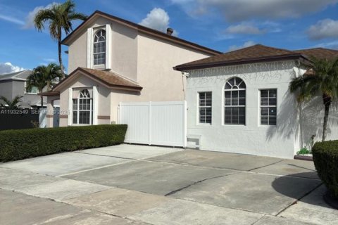 Villa ou maison à vendre à Miami, Floride: 3 chambres, 111.67 m2 № 1991464 - photo 2