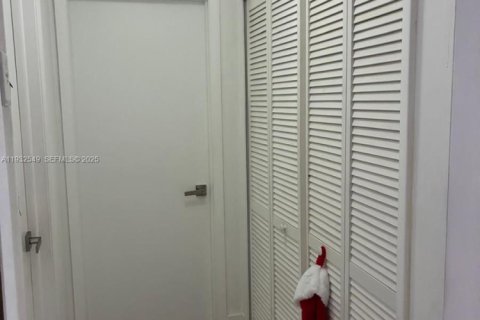 Villa ou maison à vendre à Miami, Floride: 3 chambres, 111.67 m2 № 1991464 - photo 13