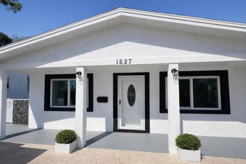 House in Saint Petersburg, Florida 4 bedrooms, 142.14 sq.m. № 2225318