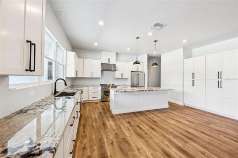 Villa ou maison à vendre à Deltona, Floride: 4 chambres, 301.93 m2 № 2234172 - photo 13