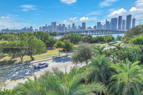 House in Miami Beach, Florida 5 bedrooms № 1928352 - photo 4