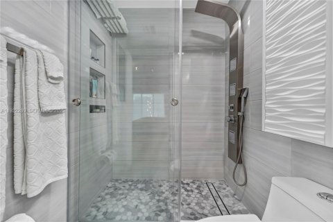 Condo in Miami, Florida, 2 bedrooms  № 1992057 - photo 13