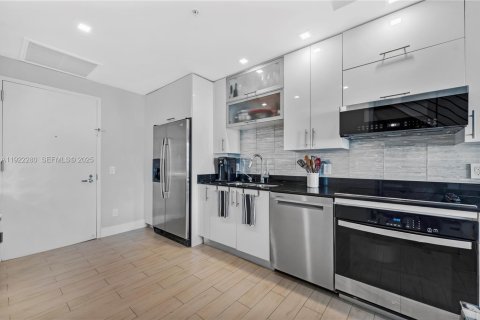 Condo in Miami, Florida, 2 bedrooms  № 1992057 - photo 6