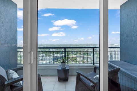 Condo in Miami, Florida, 2 bedrooms  № 1992057 - photo 16