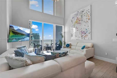 Condo in Miami, Florida, 2 bedrooms  № 1992057 - photo 2