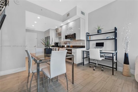 Condo in Miami, Florida, 2 bedrooms  № 1992057 - photo 8