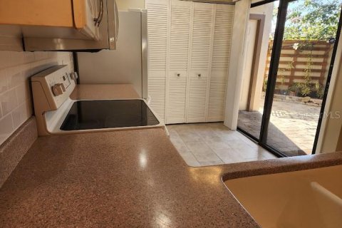 Condo in Sarasota, Florida, 2 bedrooms  № 2125155 - photo 9
