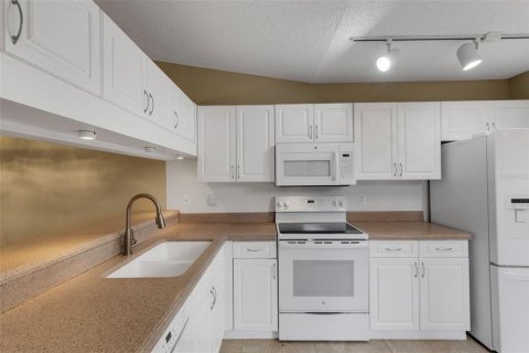 Condo in Sarasota, Florida, 2 bedrooms  № 2125155 - photo 11