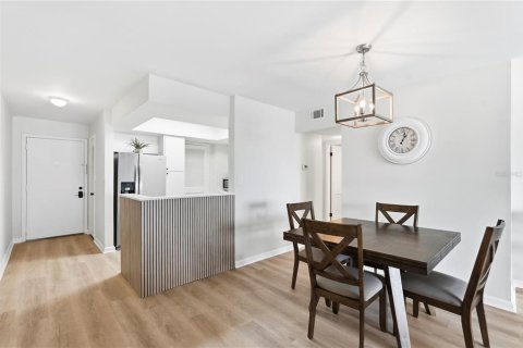 Condo in Saint Petersburg, Florida, 2 bedrooms  № 2266825 - photo 10