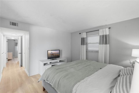Condo in Saint Petersburg, Florida, 2 bedrooms  № 2266825 - photo 19