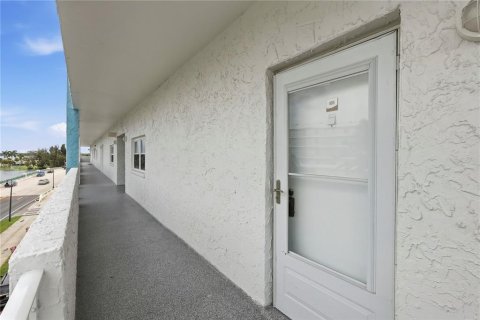 Condo in Saint Petersburg, Florida, 2 bedrooms  № 2266825 - photo 5