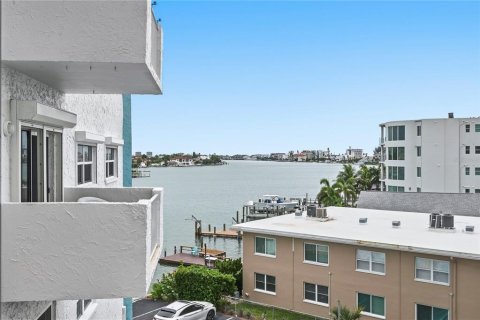 Condo in Saint Petersburg, Florida, 2 bedrooms  № 2266825 - photo 27