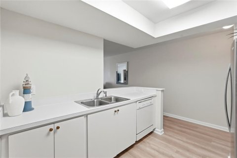 Condo in Saint Petersburg, Florida, 2 bedrooms  № 2266825 - photo 9