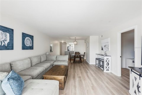 Condo in Saint Petersburg, Florida, 2 bedrooms  № 2266825 - photo 13