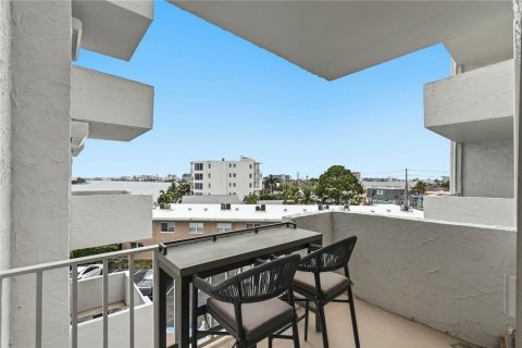 Condo in Saint Petersburg, Florida, 2 bedrooms  № 2266825 - photo 26