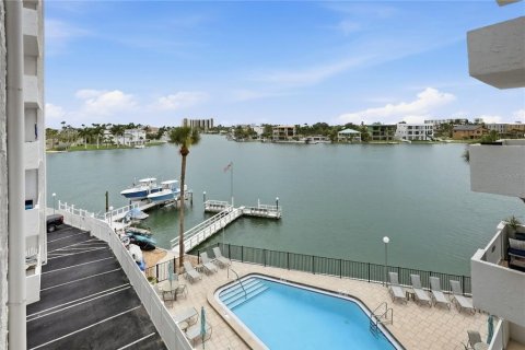 Condo in Saint Petersburg, Florida, 2 bedrooms  № 2266825 - photo 29