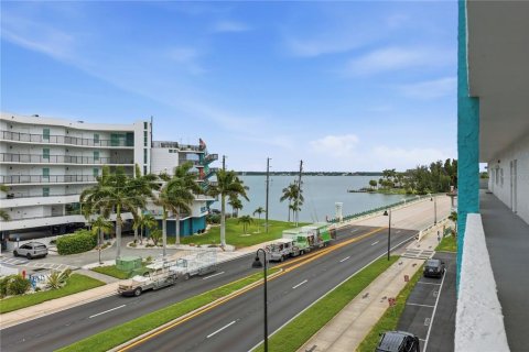 Condo in Saint Petersburg, Florida, 2 bedrooms  № 2266825 - photo 3