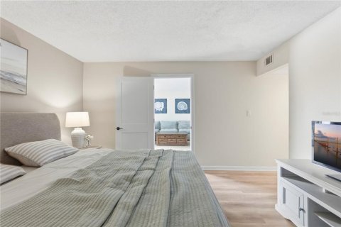 Condo in Saint Petersburg, Florida, 2 bedrooms  № 2266825 - photo 18