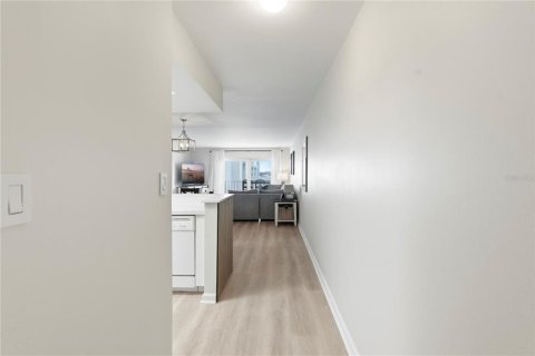Condo in Saint Petersburg, Florida, 2 bedrooms  № 2266825 - photo 6